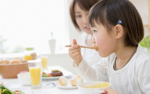 4 sai lầm khi ăn cơm cực có hại cho sức khỏe