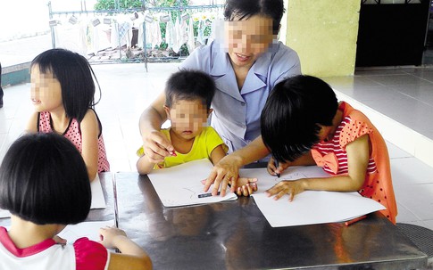 Vụ trẻ nhiễm HIV/AIDS bị bạo hành: “Cô mồ côi” đánh “trò thiệt thòi”?