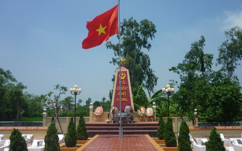 Hai bố con bỏ tiền túi xây lại nghĩa trang liệt sĩ xã