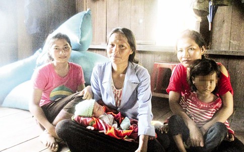 Nghịch cảnh em bú chị, cháu ti bà