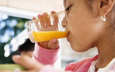 Sai lầm tai hại khi cho trẻ uống oresol không đúng tỷ lệ