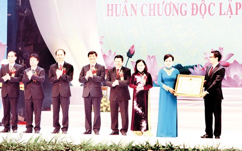 Những bông hoa thành tích dâng lên Bác