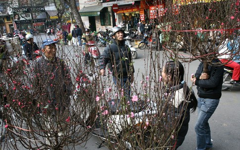 Hàng Tết “khoan thủng” chiến dịch... phạt người mua