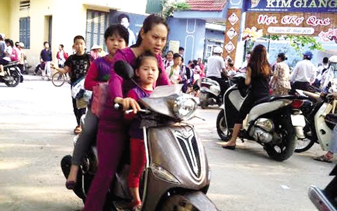 PGS Văn Như Cương thấy buồn cười với quy định trò không đội mũ bảo hiểm, thầy bị cắt thi đua