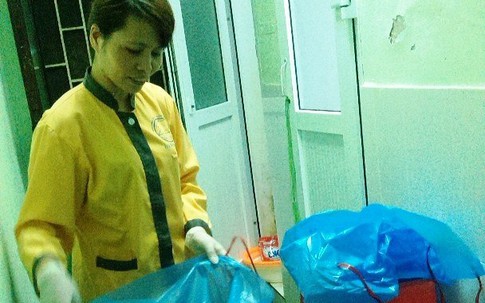 Nhọc nhằn đời lao công bệnh viện: Đi ngủ vẫn đeo khẩu trang