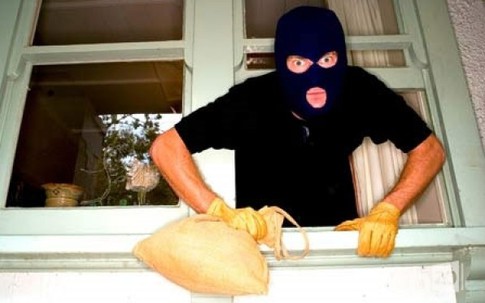 Làm gì để giữ tính mạng khi trộm, cướp vào nhà?