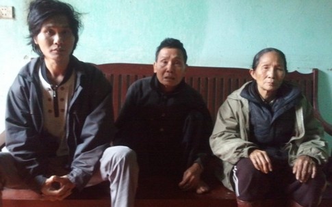 Người đàn bà gánh gạch nuôi chồng tàn tật, con tâm thần