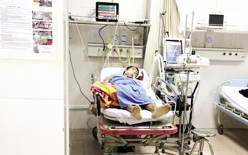 Vụ tai nạn trên cầu vượt Thái Hà-Chùa Bộc: Phút kinh hoàng của vợ con tài xế taxi