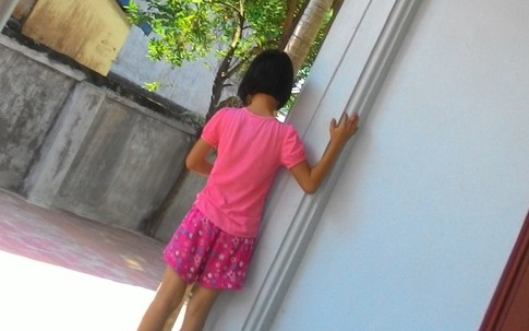 Linh cảm của người mẹ và nghi án cháu bé 8 tuổi bị hàng xóm xâm hại