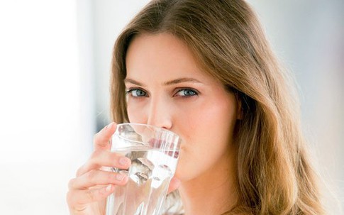 Uống nước khi ăn sẽ gây hại
