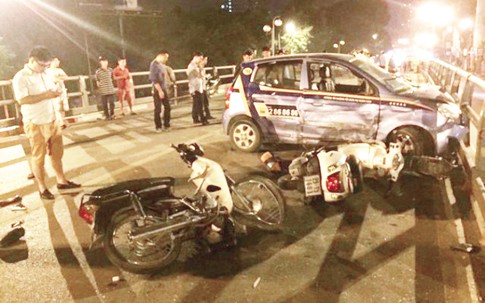 Tiếp vụ tai nạn trên cầu vượt Thái Hà - Chùa Bộc: Vợ tài xế khai gì với cơ quan điều tra?