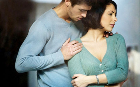 Mới cưới ba tháng, chồng đã nhắn tin với tình cũ