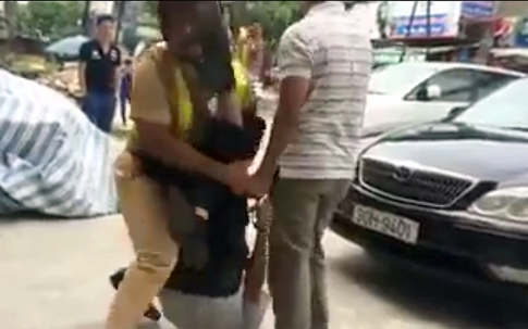 Hà Nội: Cảnh sát giao thông bị giật tung áo, rơi súng