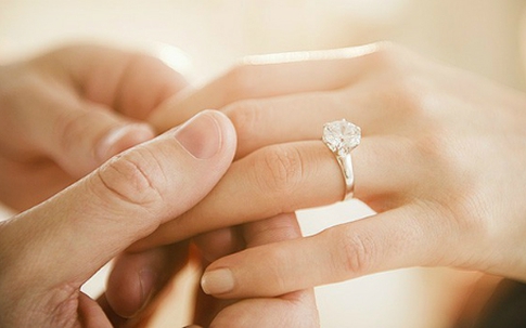 Bỏ người tình giàu có để cưới cô gái bán xôi dạo