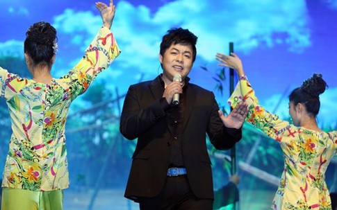 Quang Lê biểu diễn ở Bài hát yêu thích tháng 11