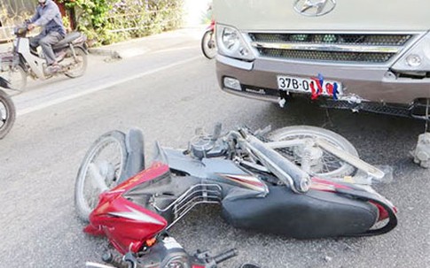 Xe khách đâm xe máy, 2 vợ chồng thương vong