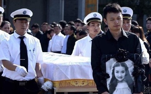 Đám tang nhiều nước mắt của nữ diễn viên bị đạo diễn đàn anh cưỡng hiếp