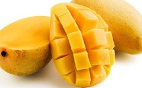 Đánh bay mụn đầu đen với nước ép xoài