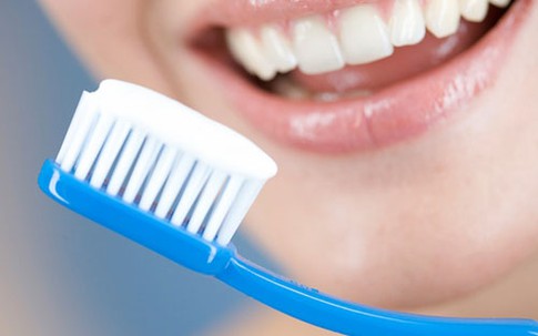 Ngủ dậy đánh răng, thói quen có nên thay đổi?