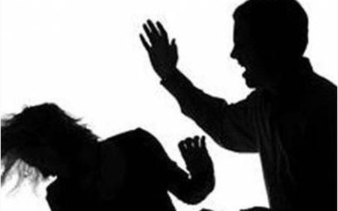 Tiếc tiền bán đàn lợn, chồng hạ sát vợ