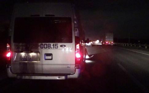 Liều đi bộ qua đường cao tốc bị ô tô tông chết