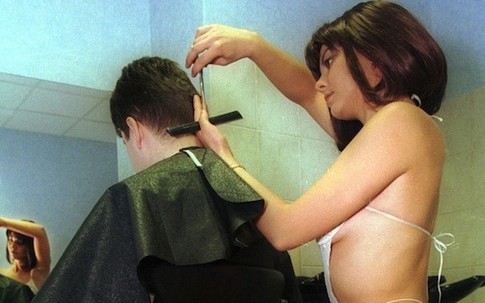 Choáng với dịch vụ nhân viên khỏa thân cắt tóc
