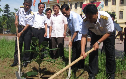 Chuẩn Đô đốc Hải quân trồng cây phong ba tại Hương Sơn, Hà Tĩnh