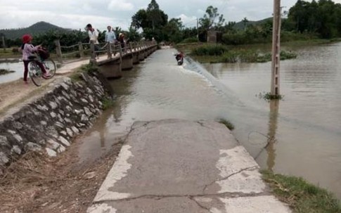 4 học sinh tiểu học ôm nhau giữa dòng nước lũ, 3 em chết thảm