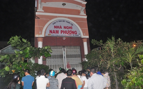 Nhiều người bao vây nhà nghỉ tìm “chủ hụi”
