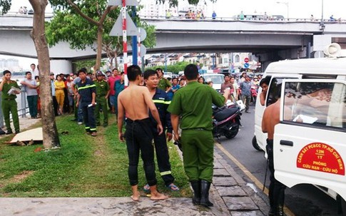 Quỳ lạy tứ phía rồi lao mình xuống kênh Tàu Hủ