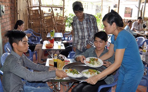 Quán cơm 3.000 đồng phục vụ người nghèo, ăn xin