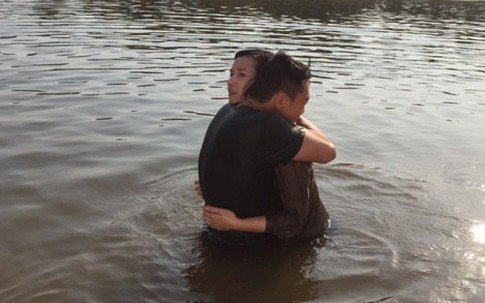 Ngâm 5 tiếng dưới sông để “hôn”, Lã Thanh Huyền ngất trên tay Quốc Thái