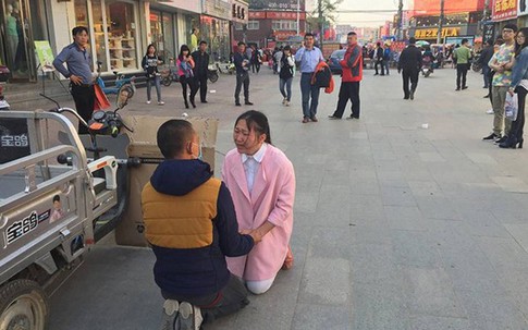 Cảm động cô gái bán những cái ôm để có tiền chữa bệnh cho bạn trai
