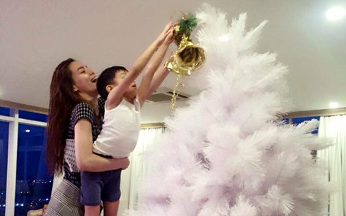 Hồ Ngọc Hà rộn ràng trang trí cây thông Noel cùng Subeo
