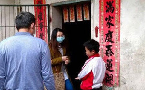 Hai bé trai sống với xác mẹ suốt 1 tuần