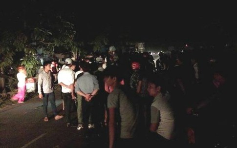 Hai xe máy đối đầu kinh hoàng, 5 người thương vong