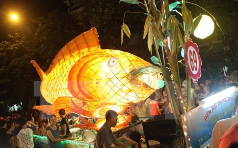 Lễ rước đèn Trung thu khổng lồ tại Tuyên Quang