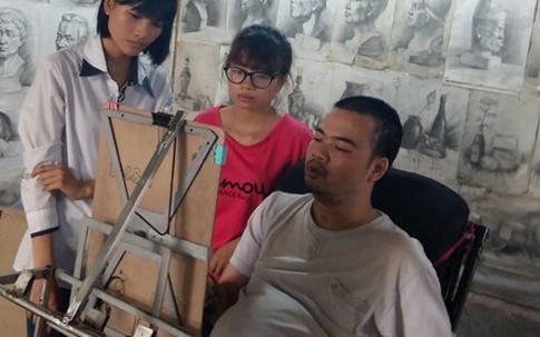 Người thầy ngồi xe lăn chắp cánh cho hàng trăm học trò đỗ đại học