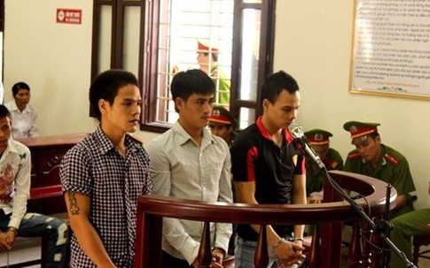 Hiếp dâm tập thể thiếu nữ, vô tình "khoe" cho anh trai nạn nhân