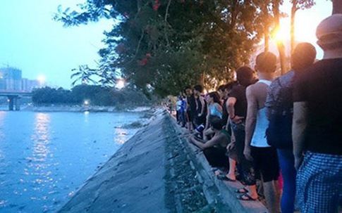 Hoảng hồn phát hiện thi thể cởi trần ở hồ Linh Đàm