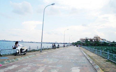 Ngồi ven hồ, thiếu nữ thất tình bị lừa mất xe máy