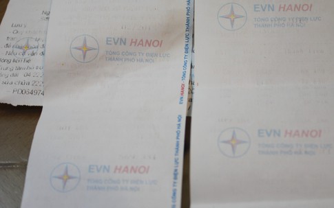 Dân bức xúc vì chữ trên hóa đơn tiền điện "bí ẩn" bay hết mực