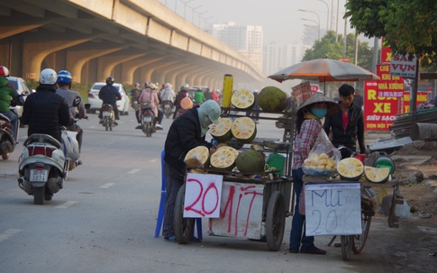 Hà Nội: Cẩn thận với hoa quả "đặc sản" giá siêu rẻ la liệt đường vành đai 3