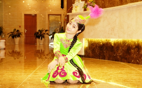 Công chúa tóc mây Hồng Minh hoá thiên thần trong trang phục búp bê Nga