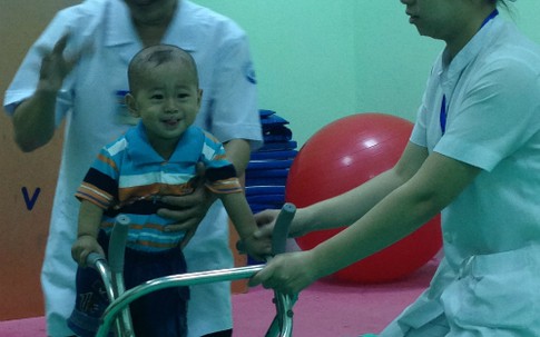 Bước đi vững vàng trên chân giả của cậu bé văng khỏi bụng mẹ