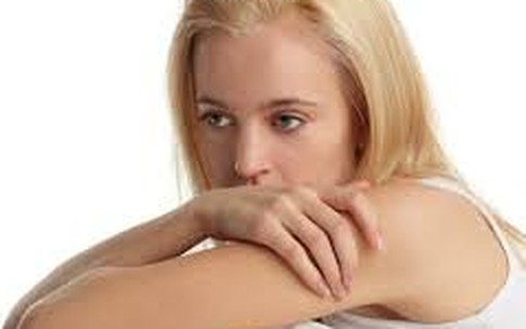 Tôi muốn phát điên khi phải đứng canh cửa cho chồng và ô sin