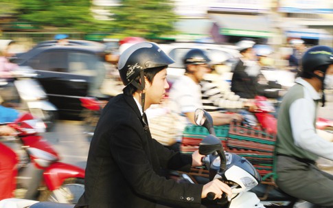 Mất tai, chấn thương họng…vì quai mũ bảo hiểm