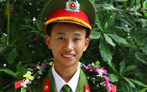Chàng trai người Mông đầu tiên của xã vùng cao đậu trường cảnh sát