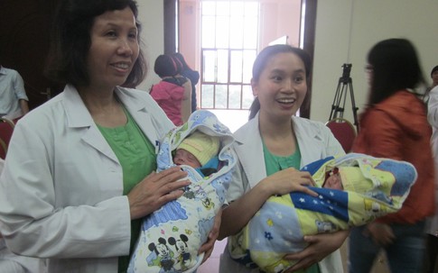 Chuyện ít biết về cách nuôi cặp sinh non "siêu  tí hon" đầu tiên ở Việt Nam