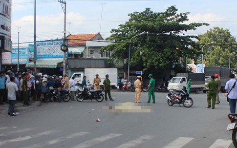 Ôtô tải cán chết 2 người đi xe máy